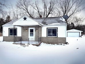 Exterior detail - Cozy 3-bedroom house in Granger, Indiana (Granger)