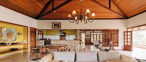 TV, caminetto, impianto stereo