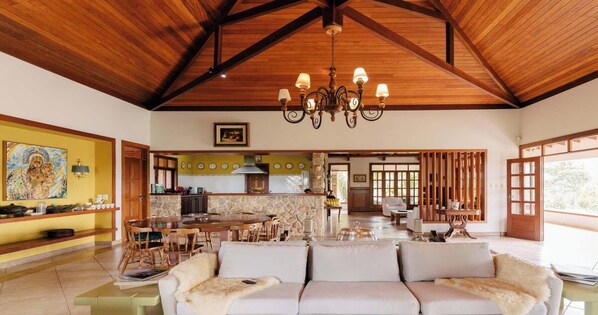 TV, fireplace, stereo - Suite em Pedra Azul com Vista Montanha (Venda Nova do Imigrante)