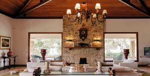 TV, fireplace, stereo - Suite em Pedra Azul com Vista Montanha (Venda Nova do Imigrante)