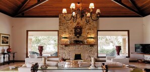 TV, fireplace, stereo - Suite em Pedra Azul com Vista para a Montanha (Venda Nova do Imigrante)