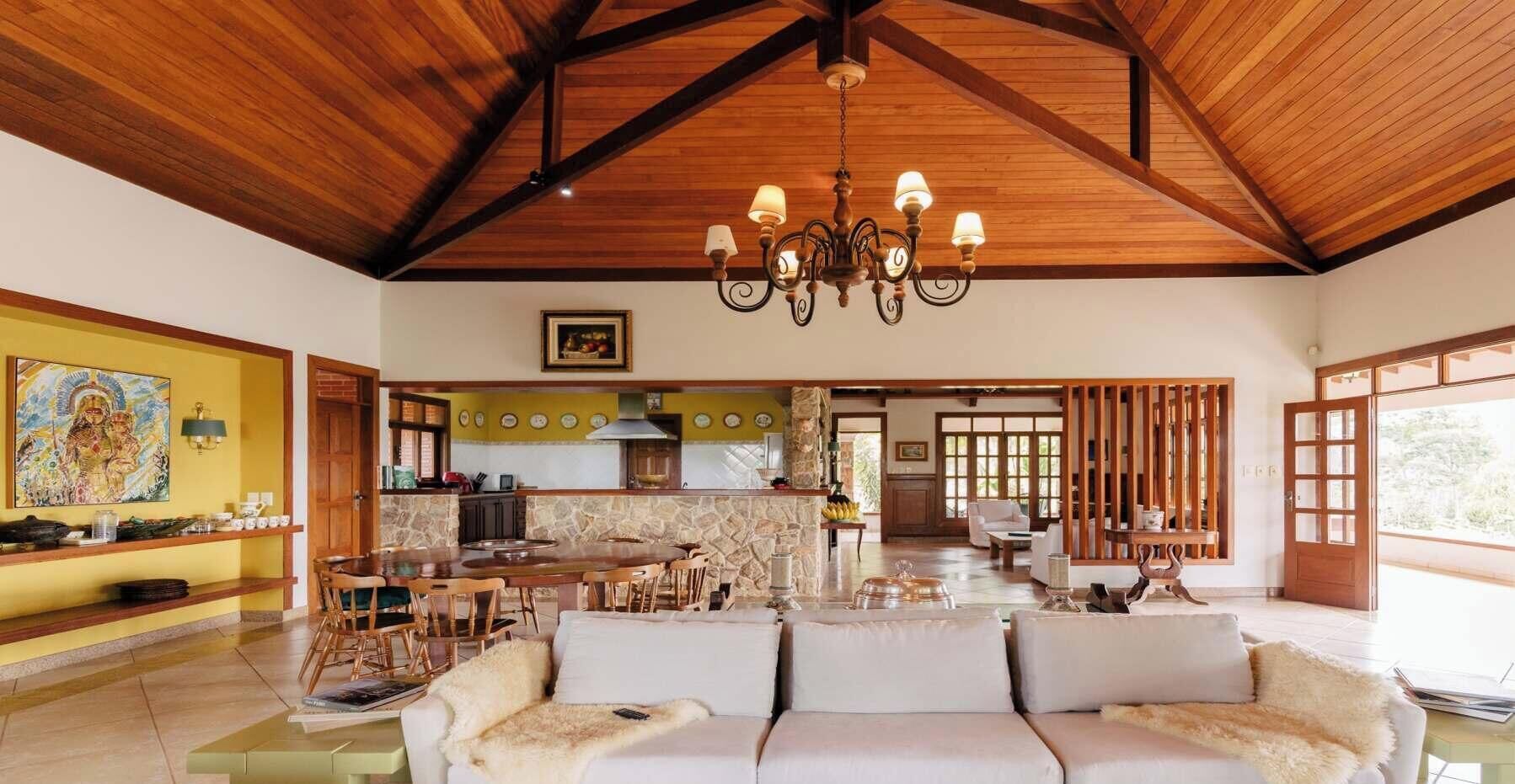 テレビ、暖炉、ステレオ