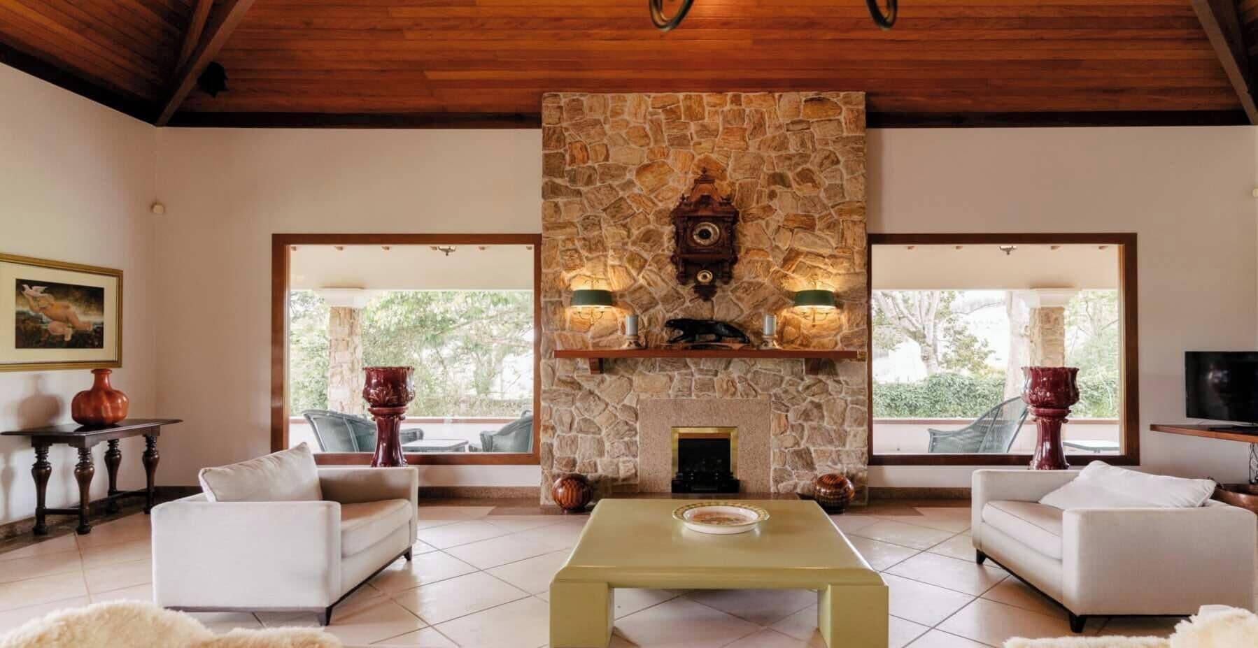 Televisión, chimenea, estéreo