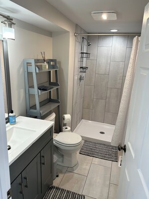 Suihku, hiustenkuivaaja, pyyhkeet, saippua