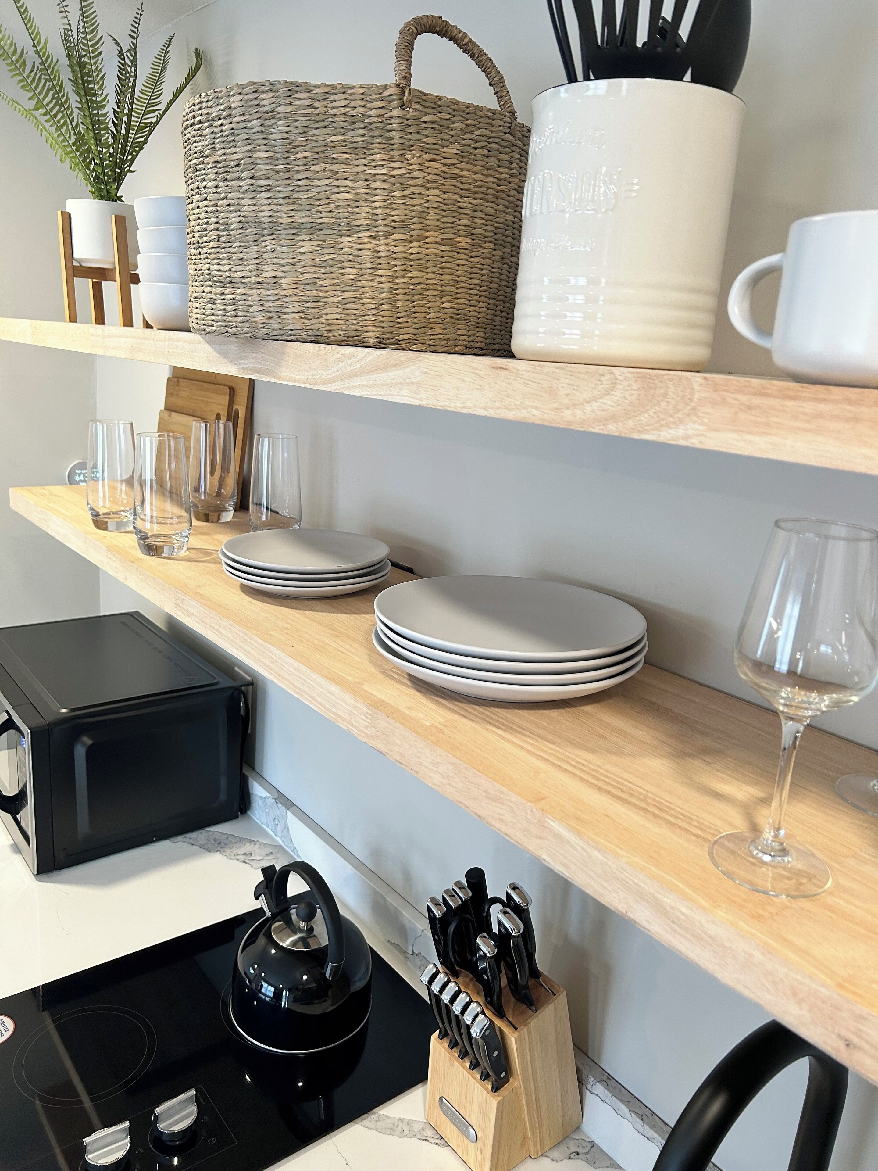 Een koelkast, een microgolfoven, een kookplaat