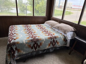 4 bedrooms, internet, bed sheets