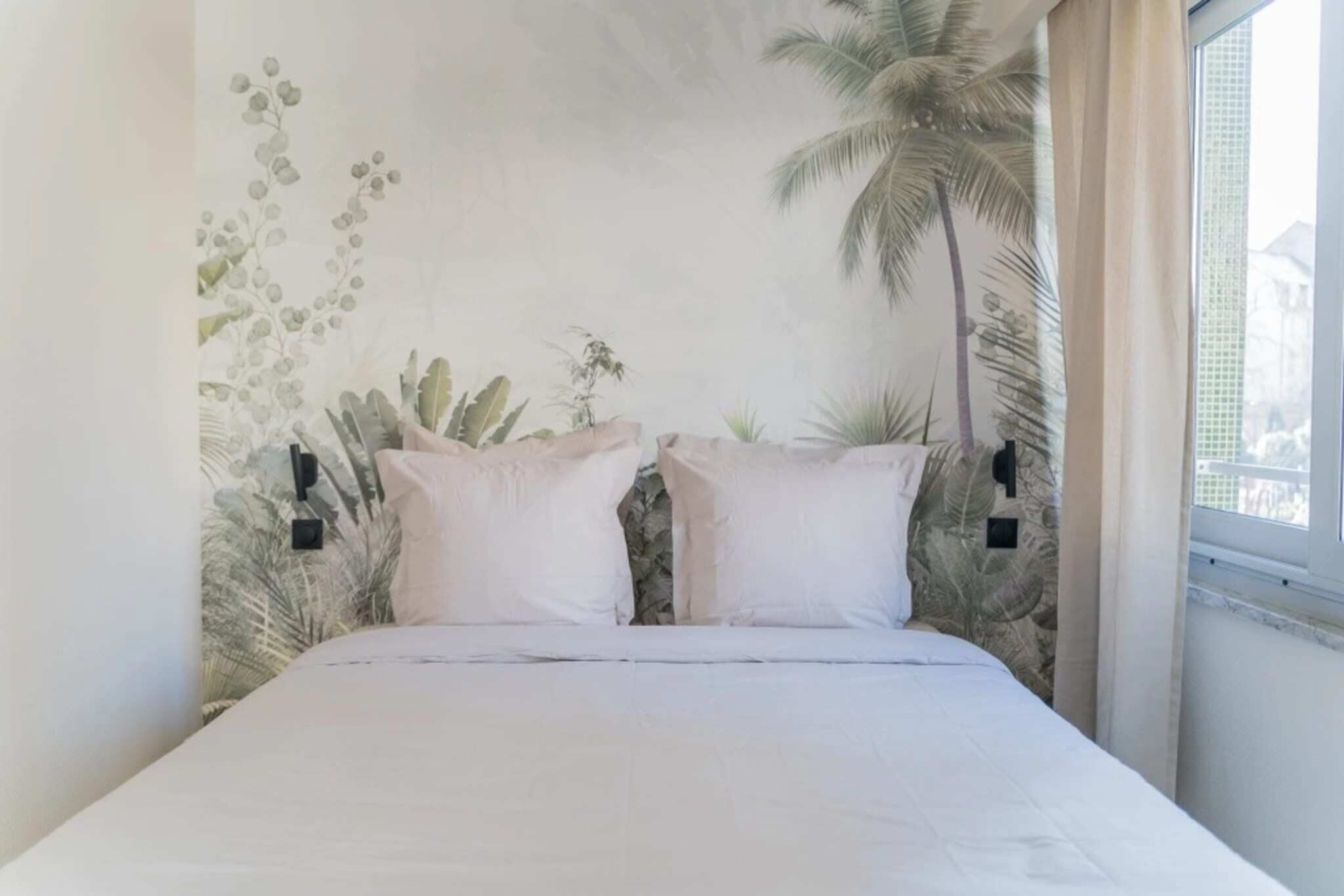 Escriptori, planxa i posts de planxar, wifi gratuïta i roba de llit 