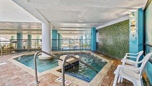 Ein Poolbereich mit Whirlpool, einem kleinen Pool und einer Treppe zu einer erhöhten Ebene.