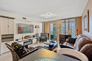 Smart TV - Malibu Pointe 402- 1BR Beach Across The Street (North Myrtle Beach)