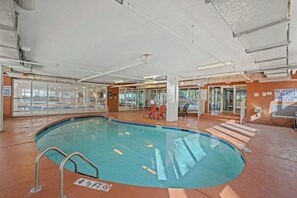 Inomhuspool och utomhuspool
