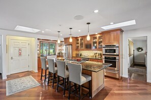 Fridge, microwave, oven, stovetop - Marchetti Vineyard, Pool, Hot Tub, Outdoor Kitchen (Yountville)