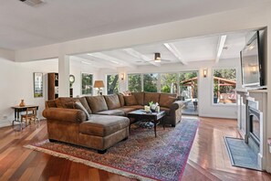 TV, fireplace, books, stereo - Marchetti Vineyard, Pool, Hot Tub, Outdoor Kitchen (Yountville)