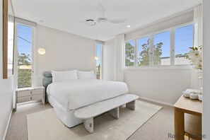 Apartment | 5 bedrooms, bed sheets - Quiet Coastal Retreat With BBQ & Outdoor Space (Tweed Heads)
