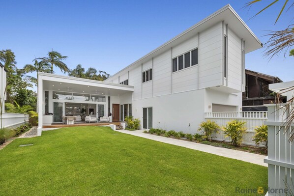 Apartment | Garden - Quiet Coastal Retreat With BBQ & Outdoor Space (Tweed Heads)