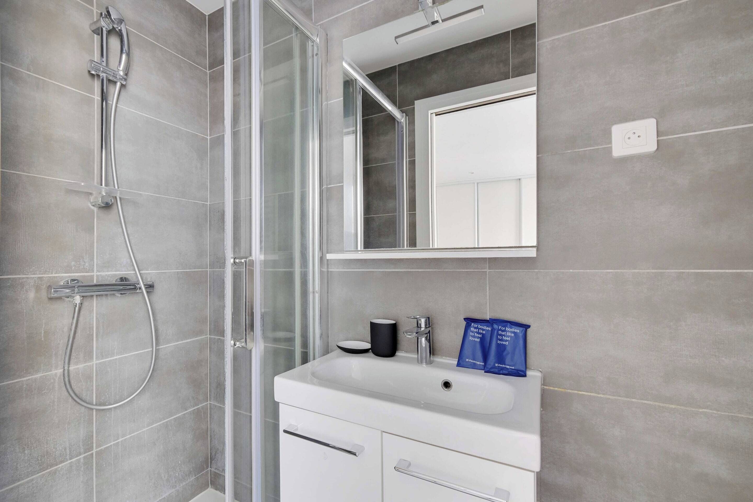 Apartamento | Banheiro | Secador de cabelo, toalhas de banho, shampoo 