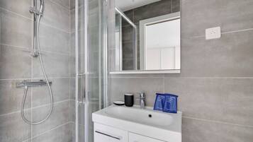 Apartamento | Banheiro | Secador de cabelo, toalhas de banho, shampoo