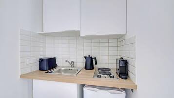Apartamento | Cozinha privada | Geladeira, micro-ondas, cooktop, chaleira elétrica