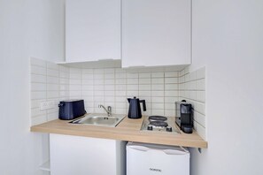 Apartamento | Cozinha privada | Geladeira, micro-ondas, cooktop, chaleira elétrica