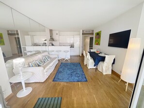 TV - Cannes central Rue d'Antibes wide 1 BDR w/ terrace - quiet in green scenery (Cannes)