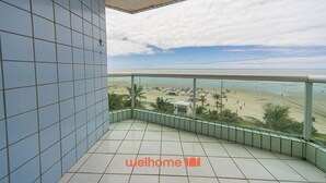 A balcony with a view of a beach and ocean. - Apartamento na Praia Grande com Acesso a Praia (Praia Grande)