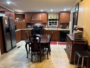 Private kitchen - Wonderful 3-bedroom mobile home with AC King Bed in Dreyfus (Dreyfus)