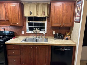 Private kitchen - Wonderful 3-bedroom mobile home with AC King Bed in Dreyfus (Dreyfus)