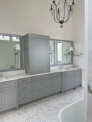 Hair dryer, towels, soap, toilet paper - Spacious 5-bedroom townhome in charming Greensboro with AC (Greensboro)
