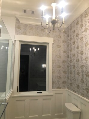 Hair dryer, towels, soap, toilet paper - Spacious 5-bedroom townhome in charming Greensboro with AC (Greensboro)