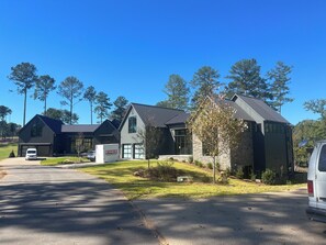 Exterior - Spacious 5-bedroom townhome in charming Greensboro with AC (Greensboro)