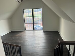Interior - Spacious 5-bedroom townhome in charming Greensboro with AC (Greensboro)
