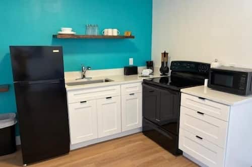 Full-size fridge, microwave, oven, stovetop