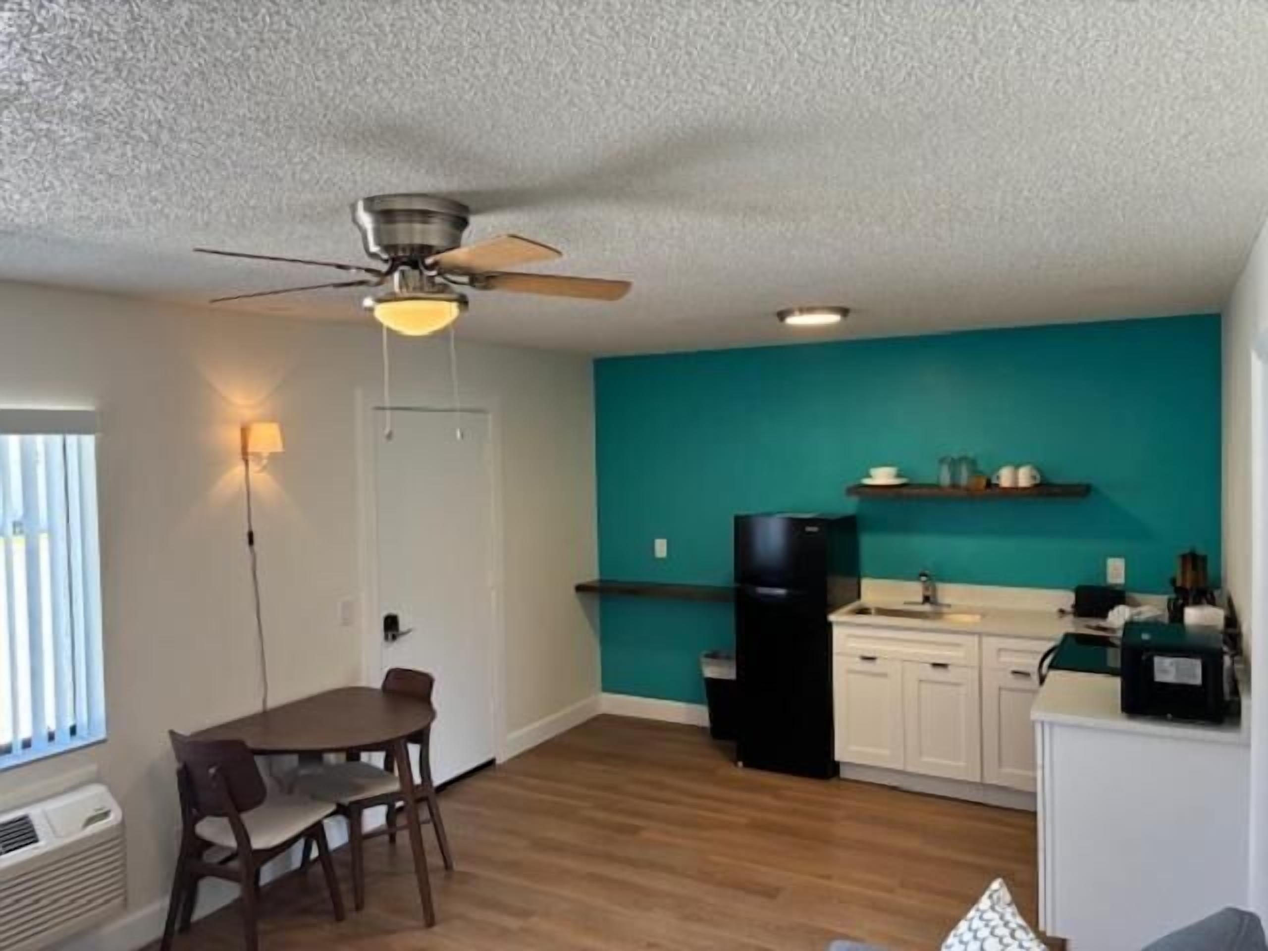 Full-sized fridge, microwave, oven, stovetop