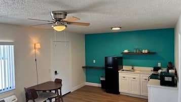 Frigorifero con congelatore, microonde, forno, piano cottura