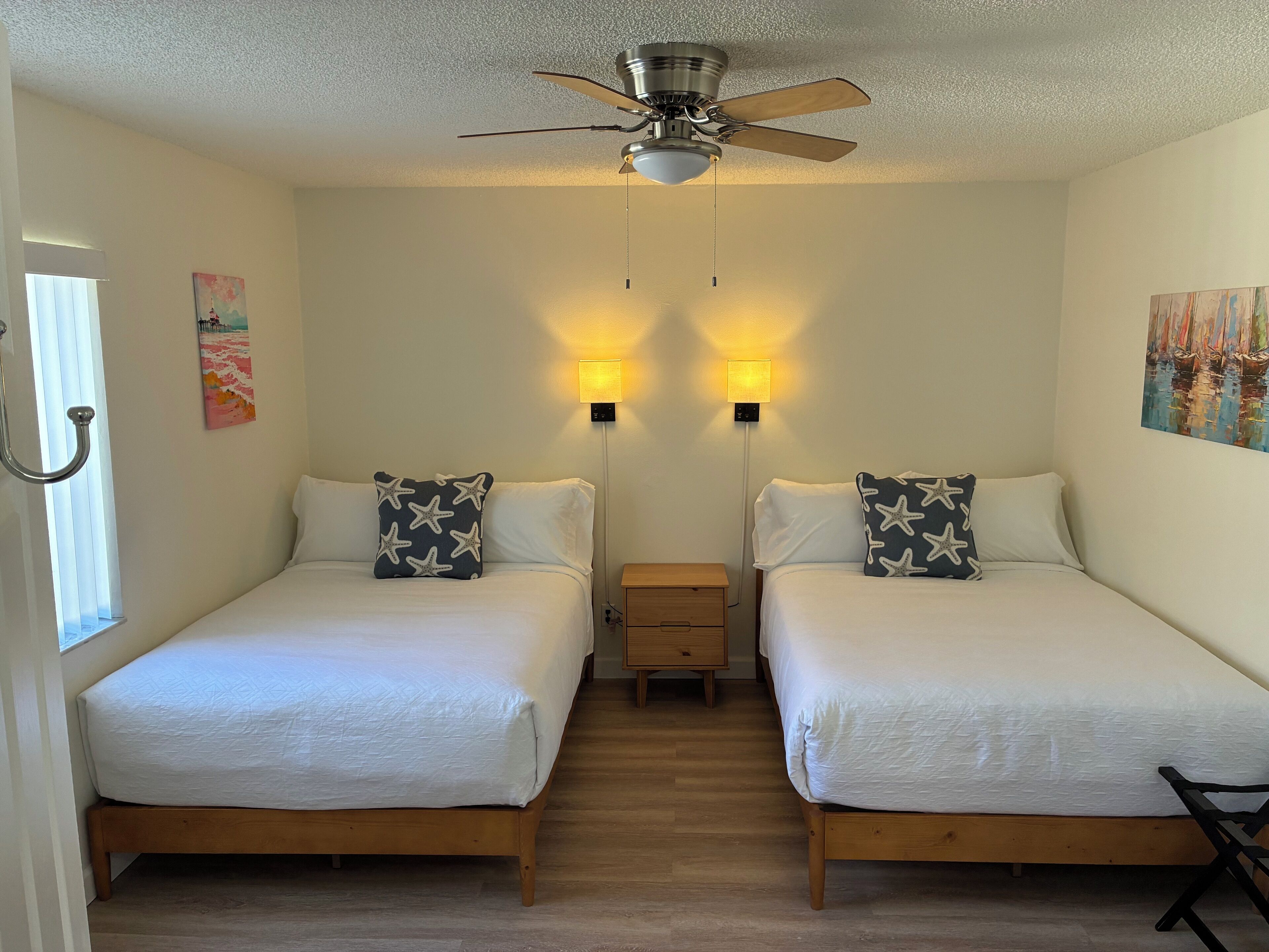 مساحة عمل للكمبيوتر المحمول ومكواة/لوح كي وأسرّة أطفال/رضّع