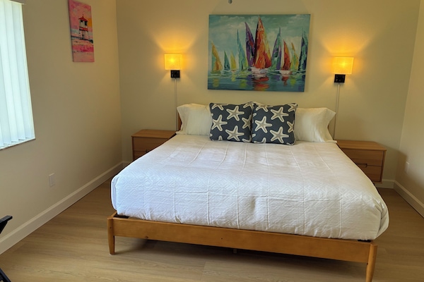 Deluxe Suite, 1 King Bed | Laptop workspace, iron/ironing board, rollaway beds, bed sheets