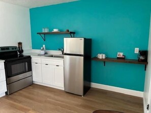 Private kitchen - Sea Breeze Inn (Edgewater)