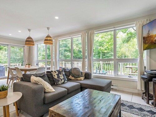 Lakefront Muskoka Cottage | Fire Pit, BBQ & Water Toys