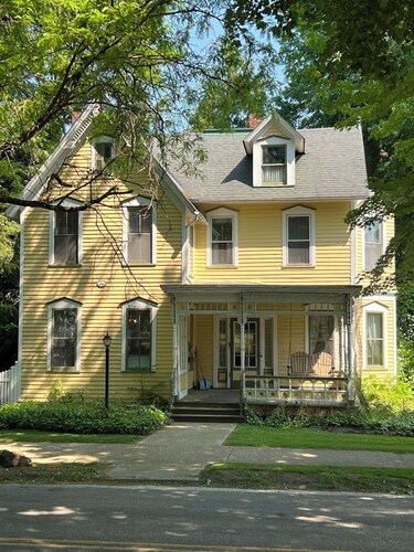Historic Kugler Cottage, built 1871, Charming 5-Bedroom Stay