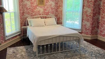 5 bedrooms, iron/ironing board, WiFi, bed sheets