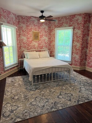 5 bedrooms, iron/ironing board, WiFi, bed sheets