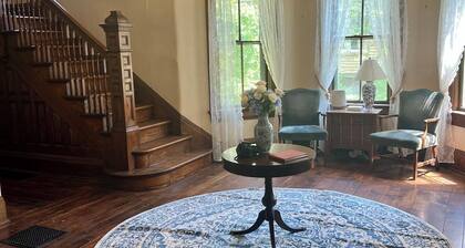 Historic Kugler Cottage, built 1871, Charming 5-Bedroom Stay