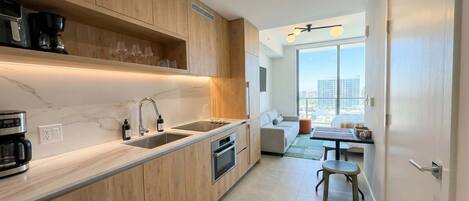 Refrigerador, microondas, parrilla de estufa y lavavajillas