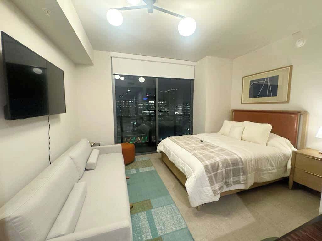 Tabla de planchar con plancha, wifi y ropa de cama 