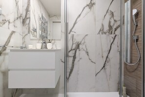 Een douche, handdoeken, toiletpapier