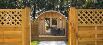 Stansted Airport - Cosy Cabin with Parking