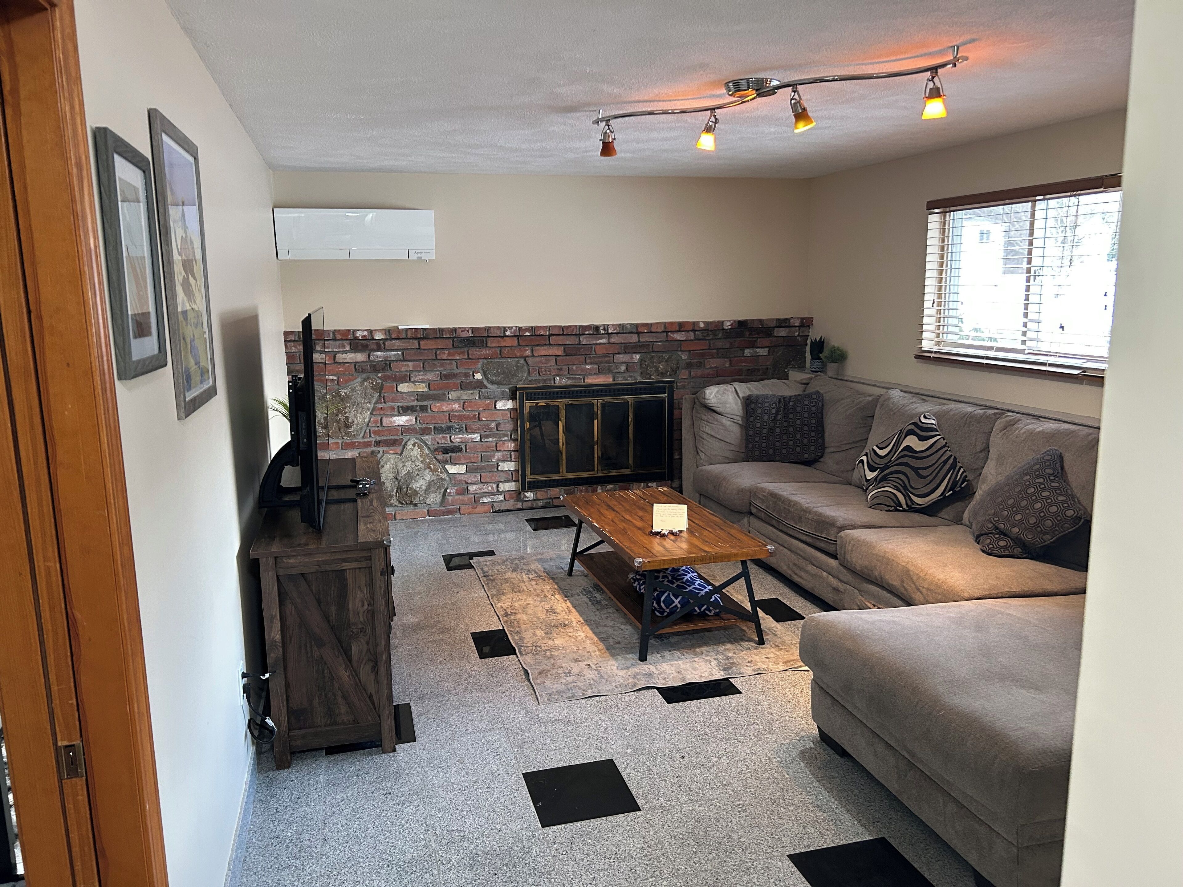 Televisión y chimenea 