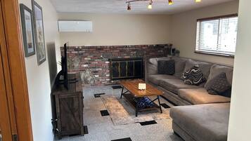 Televisión y chimenea