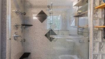 Dusche, Bidet, Handtücher, Seife