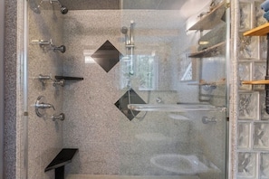 Dusche, Bidet, Handtücher, Seife