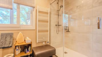 Apartment | Bathroom | Hair dryer, towels, shampoo